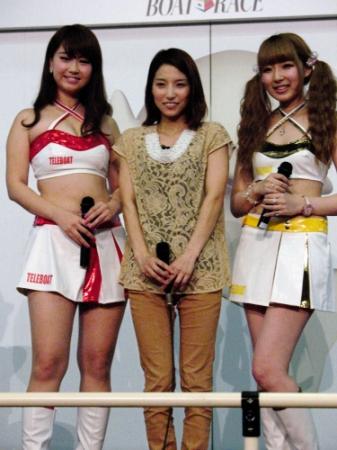 徳山ボートのトークイベントに参加した芦村幸香（中央）とテレガールの佐々木千夏（左）、吉内衣里奈（右）