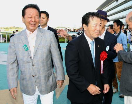 　ワンアンドオンリーで神戸新聞杯を制し笑顔の前田幸治オーナー（右は橋口師）