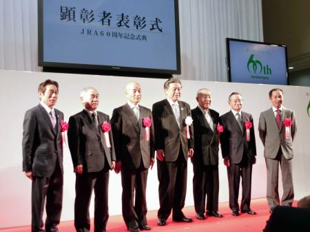 　ＪＲＡ顕彰者表彰式に出席した岡部幸雄氏（右端）は日本勢にエールを送る