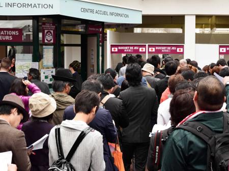 　日本人専用の馬券売り場にできた行列