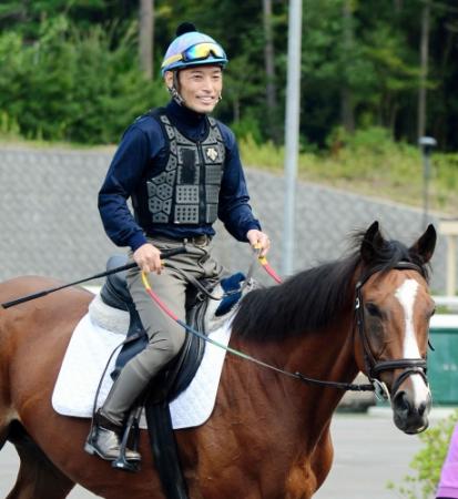 復帰に向けて乗り運動を開始した後藤（撮影・三好信也）