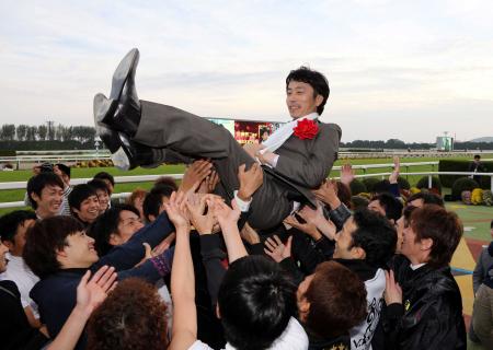 　佐藤哲は騎手仲間から胴上げされる（切り込み写真）引退セレモニーで涙を拭う（撮影・山口　登）