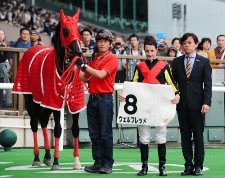 ５Ｒ、メイクデビュー東京を制したウェルブレッドとルメール騎手（中）＝東京競馬場（撮影・三好信也）