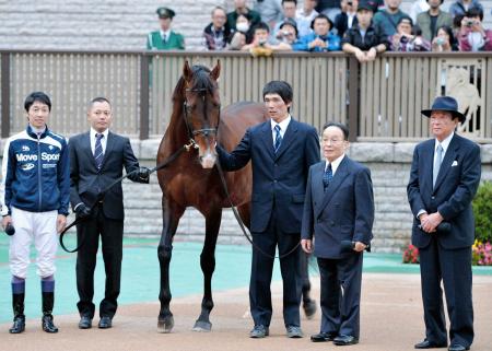 　パドックでメイショウサムソンと記念撮影する武豊（左端）と（右から）瀬戸口元調教師、高橋元調教師