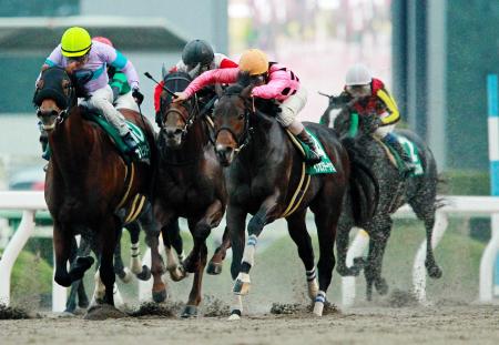 　先に抜けたナムラビクター（左端）を外からとらえるインカンテーション（中央右）＝撮影・石湯恒介