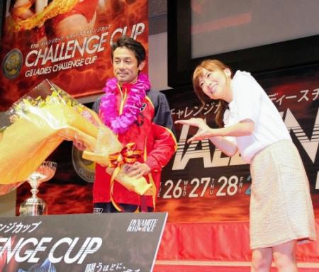 　ＳＧチャレンジカップを制した太田和美は重盛さと美（右）から祝福される