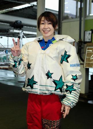 　Ｇ２第１回レディースチャレンジカップを制した岸恵子はＶサイン