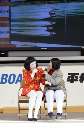 イベントでボートファンを得意のネタで笑わせる日本エレキテル連合の橋本小雪（左）と中野聡子＝ボートレース平和島（撮影・開出　牧）