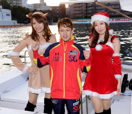 　ウイニングランのボートに乗り込みポーズを決める平本真之（撮影・開出　牧）