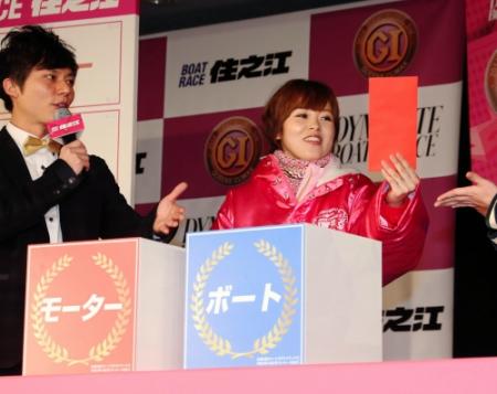 公開抽選会で封筒をひいた平山智加＝ボートレース住之江（撮影・持木克友）