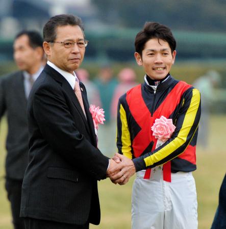 　有馬記念を制し、石坂師（左）と握手する戸崎圭（撮影・西岡　正）