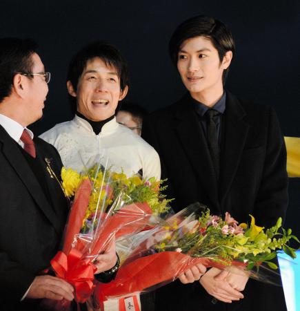 　表彰式で笑顔の幸とプレゼンターを務めた三浦春馬（右）