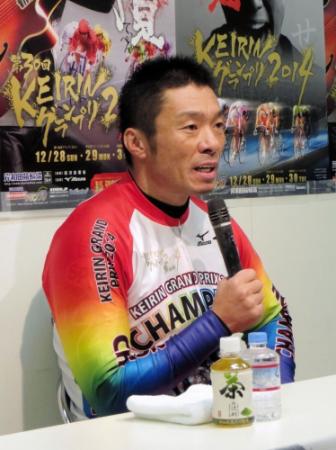 　グランプリを初優勝して恒例の記者会見に臨む武田豊樹