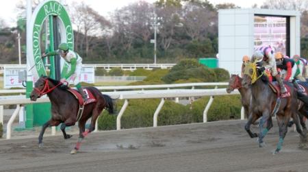 拳を振り上げゴールする松浦聡とエーシンスパイシー。右端は２着のニシノイーグル（撮影・神子素慎一）