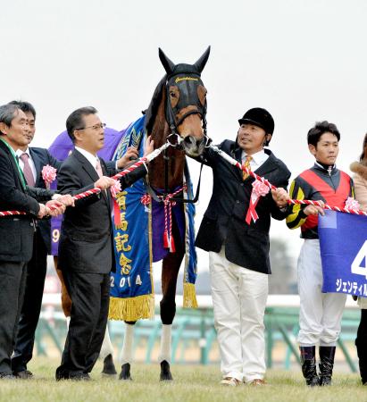 　有終Ｖを決めた有馬記念で記念撮影に納まるジェンティルドンナと石坂師（中央左）、戸崎圭（右端）＝１４年１２月２８日