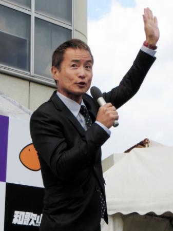 和歌山競輪場内のステージに登場した大平サブロー