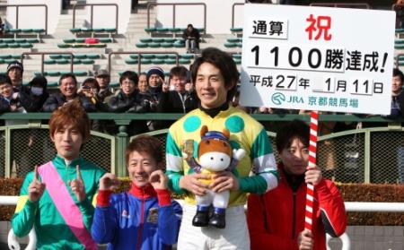 ＪＲＡ通算１１００勝を飾り騎手仲間から祝福を受ける幸騎手（中央）＝撮影・山口登