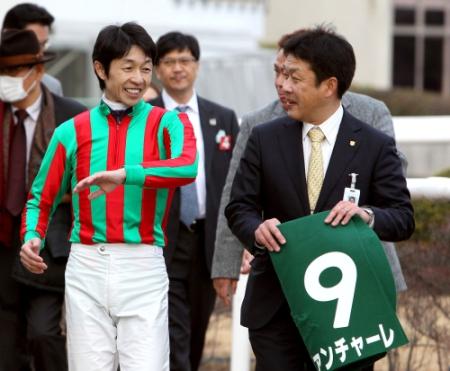 グァンチャーレでシンザン記念を制し、北出師（右）と談笑する武豊（左）