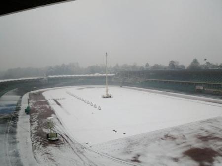 走路全面にうっすらと雪が降り積もった大宮競輪場