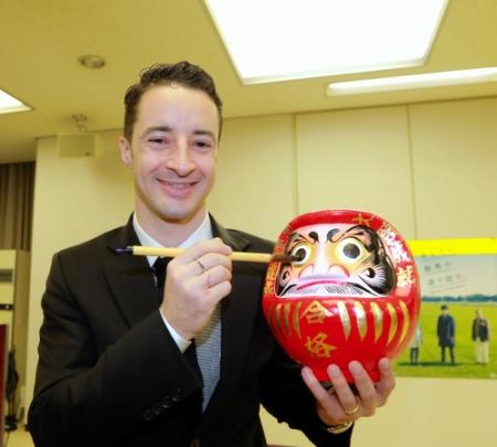 ＪＲＡ新規騎手試験に合格し、だるまに目を入れるクリストフ・ルメール＝栗東トレセン（撮影・石湯恒介）