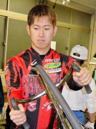 落車し、左鎖骨骨折、腰部打撲で全治４０日と診断された脇本雄太