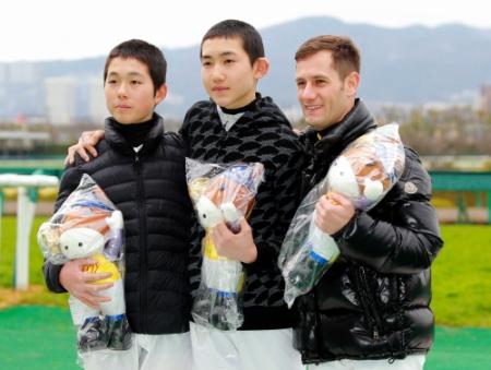 阪神競馬場でデビューした（左から）加藤祥太、三津谷隼人とミルコ・デムーロ＝阪神競馬場（撮影・石湯恒介）