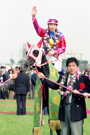 　武豊騎乗で桜花賞を制したオグリローマン（９４年４月１０日、阪神競馬場）