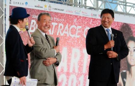 永島知洋（左端）の司会でトークショーに参加する福本豊（左から２人目）と藪恵壹＝ボートレース尼崎（撮影・石湯恒介）