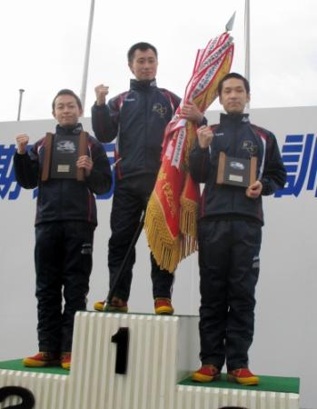 ５コースまくりで第28代やまとチャンプに輝いた田中宏樹（中央）。左は２着の大塚康雅、右は３着の立具敬司