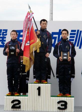 　５コースまくりで第２８代やまとチャンプに輝いた田中宏樹（中央）。２着の大塚康雅（左）、３着の立具敬司（右）