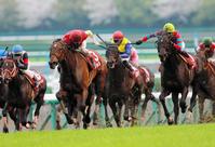 　キズナ（右端）の内から抜けだすラキシス（左）