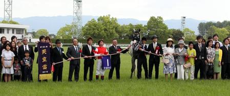 　天皇賞・春を制したゴールドシップと関係者ら