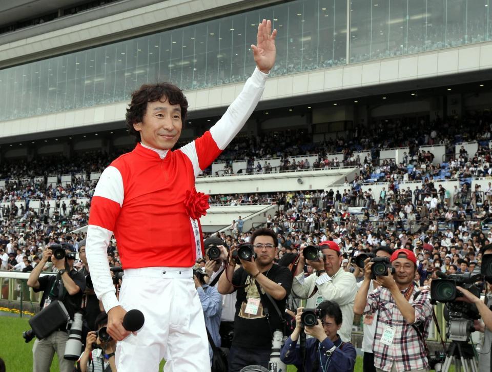 　ゴールドシップで天皇賞・春を制し、声援に応える横山典弘