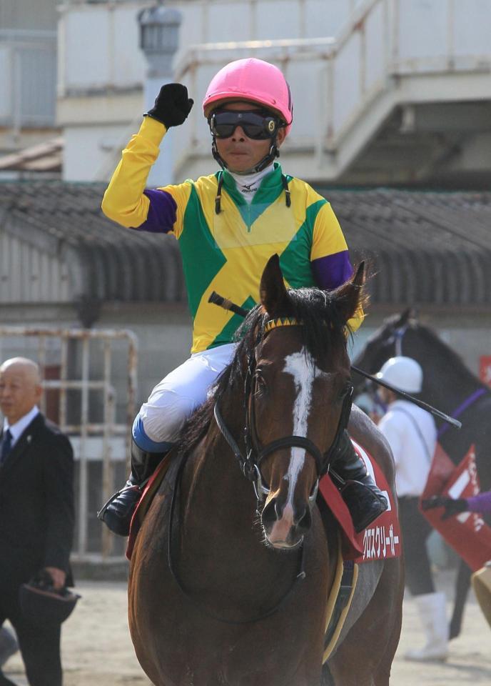 兵庫チャンピオンシップを快勝し拳をあげる岩田騎手とクロスクリーガー（撮影・神子素慎一）