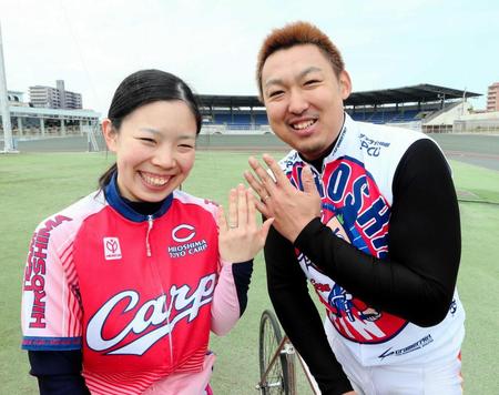 　結婚指輪を披露する三輪梓乃（左）と田口守