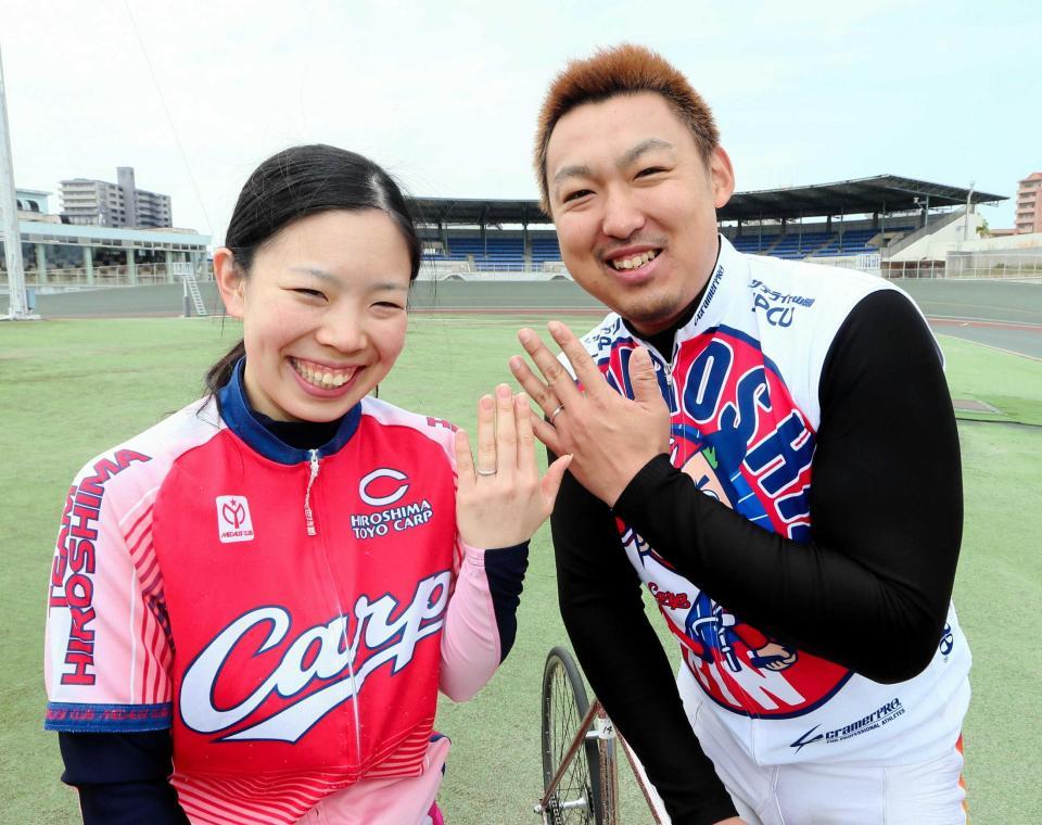 　結婚指輪を披露する三輪梓乃（左）と田口守