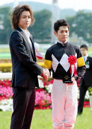 ヴィクトリアマイルを制した戸崎圭太騎手とプレゼンターの藤原竜也（左）＝東京競馬場（撮影・三好信也）