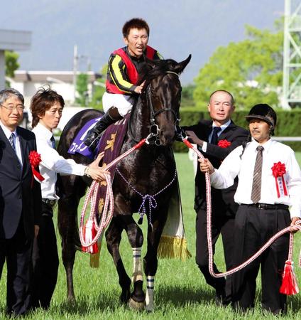 　天皇賞・春連覇を決めたフェノーメノ＝１４年５月４日、京都競馬場