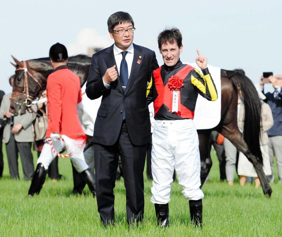 　ドゥラメンテで日本ダービーを制し喜ぶＭ・デムーロ（右）と堀師