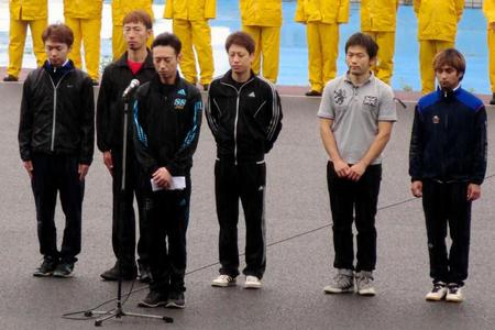 船橋オート　片平巧追悼セレモニーで黙祷する選手たち（左から３人目が永井）