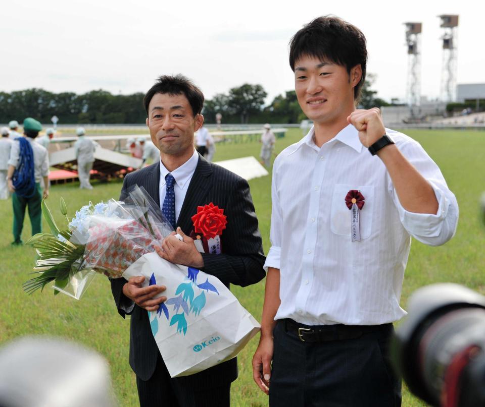 　モーリスの生産牧場代表の父・戸川洋二さんと西武の戸川大輔（右）