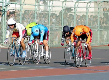 　２着に終わった稲垣（右）