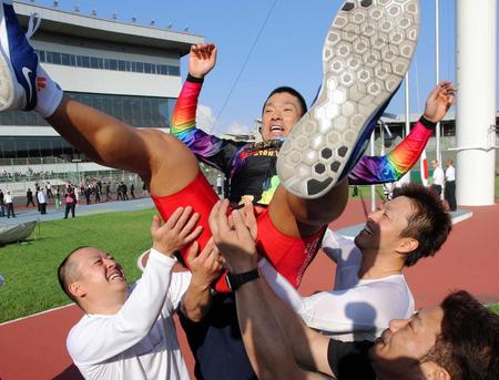 　歓喜の表情で宙を舞う武田豊樹（撮影・飯室逸平）