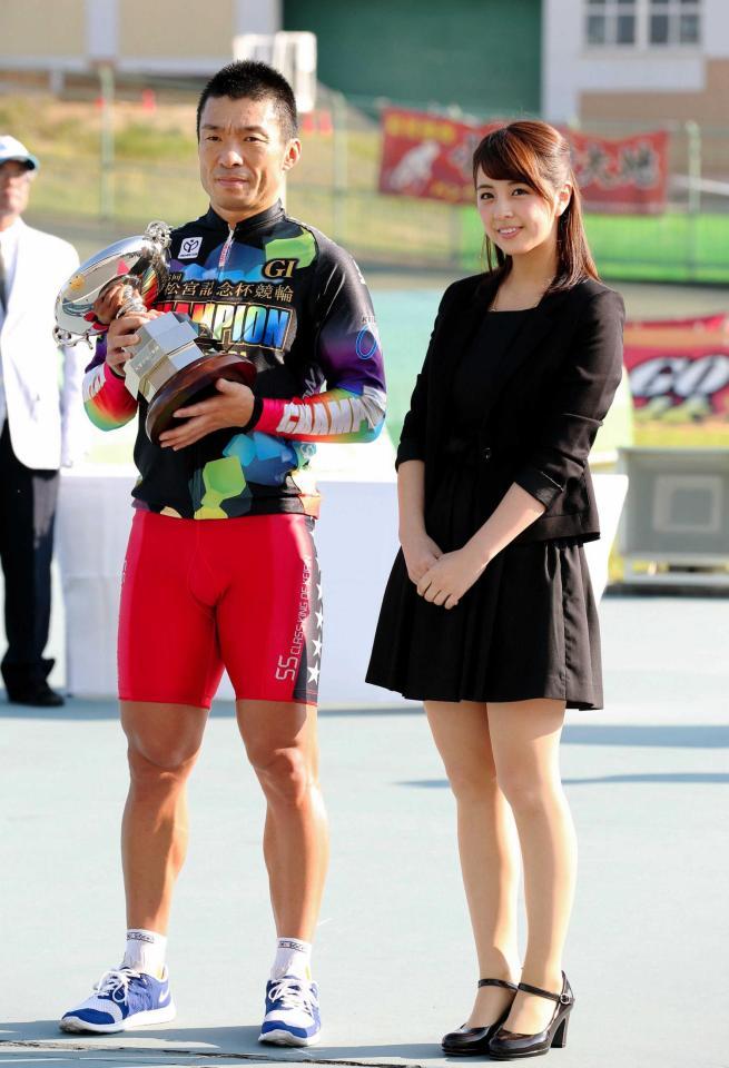 　トロフィーを手に記念写真におさまる武田豊樹（左）と柳ゆり菜