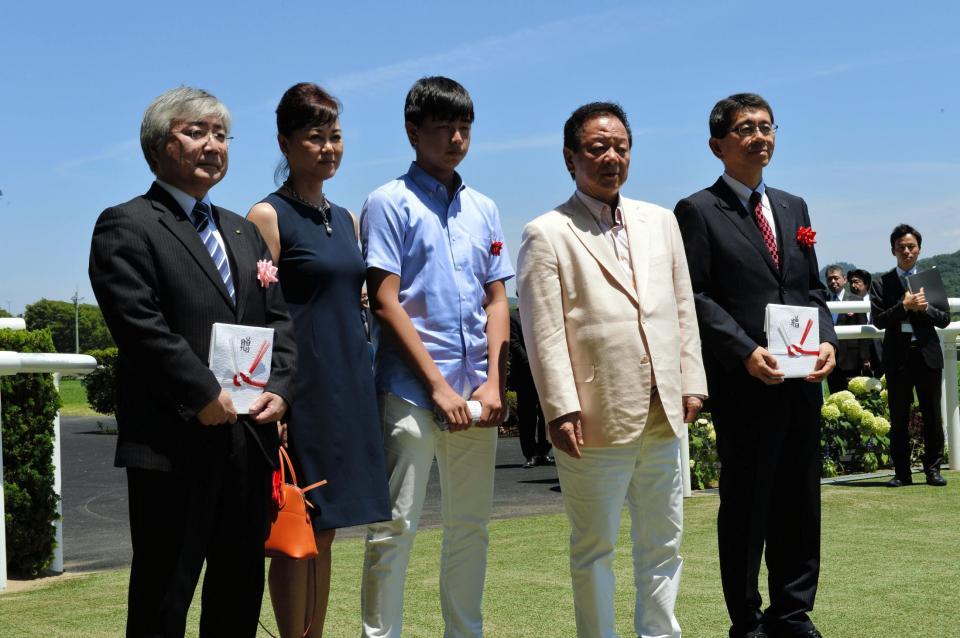 ２年連続で福島県、福島市に寄付をした馬主の前田幸治氏（右から２人目）＝福島競馬場（撮影・佐々木彰尚）