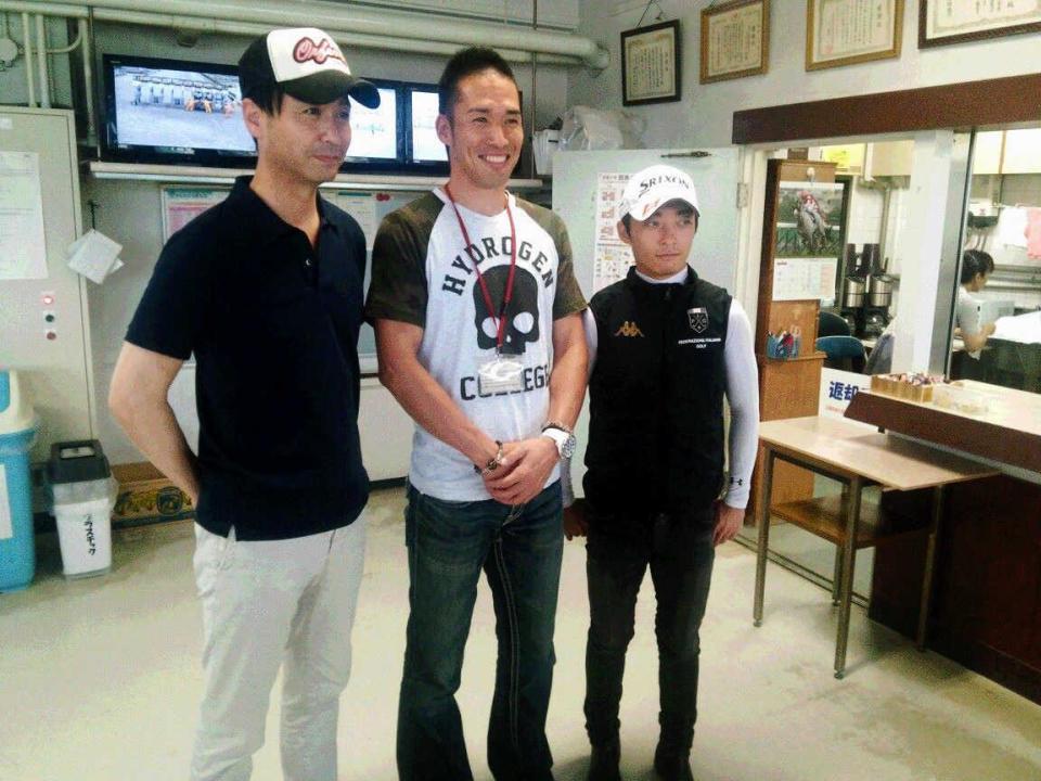 　栗東トレセンを訪れた広島の木村昇吾内野手（左は池江師、右は川田）