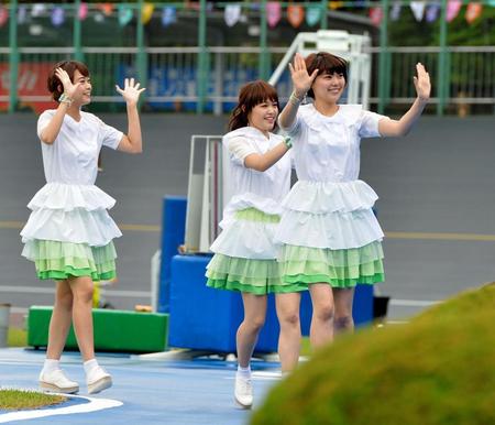 弥彦競輪場に来場、ライブで開催を盛り上げたＮｅｇｉｃｃｏ