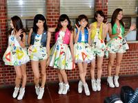 新曲「ｗｉｎｎｅｒ！！！」を披露した直後のＡｍａｇａｍｉ　Ｓｉｘ（左から）辻絵里華、史織、内川樺月、青山友美、益田あゆみ、ｍｉｗａｃｏ