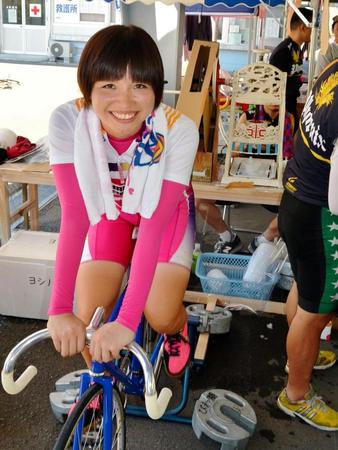 　ペダルを漕ぐ梅田夕貴。後輪から伸びたチェーンが力を伝えてかき氷器のハンドルが動く仕組み