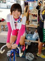 　ペダルを漕ぐ梅田夕貴。後輪から伸びたチェーンが力を伝えてかき氷器のハンドルが動く仕組み